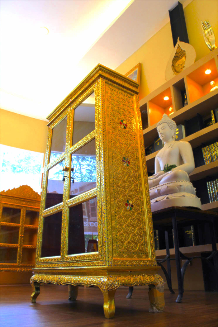 ตู้ที่เป็นรูปทรงสี่เหลี่ยมคางหมู ลงรักปิดทองคำเปลว ทั้งหลัง
พร้อมด้วยความประณีตในการเดินลายเส้นลงรักปิดทอง 
โดยช่างผู้ชำนาญในการจัดทำตู้พระไตรปิฎกมาอย่างยาวนาน 